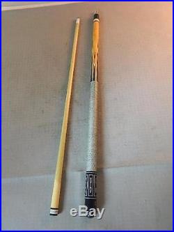 McDermott 2 Piece Pool Cue With Accessories