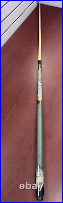 McDermott Pool Cue Wolf Standing & Wolf Head On Shaft