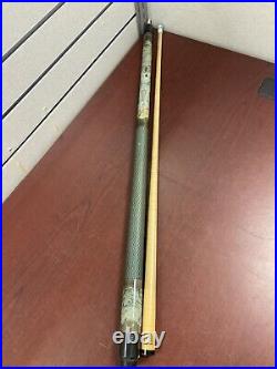 McDermott Pool Cue Wolf Standing & Wolf Head On Shaft