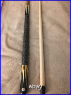 McDermott pool cue with joint protectors and a hard case