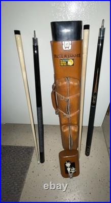 Vintage Leather Billard Case with McDermott/ Players Shaft and Hitman Pool Cues Vintage Leather Billard Case with McDermott/ Players Shaft and Hitman Pool Cues